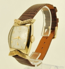 Elgin 19J adj. grade 681 wrist watch #I534813, YGF rectangular case, distinctive chevron accents