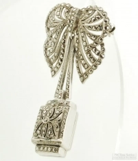 Bucherer 17J ladies' brooch watch, elaborate WBM case, beautiful art-deco bow-shaped pin w/ crystals