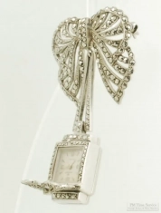 Bucherer 17J ladies' brooch watch, elaborate WBM case, beautiful art-deco bow-shaped pin w/ crystals