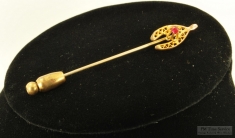 YGF & ruby wishbone-shaped vintage stick pin, raised & fluted center detail, brass clutch stopper