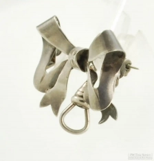 Sterling silver bow-shaped lapel pin, swivel drop, raised center band engraved with flower, 2.8dwt